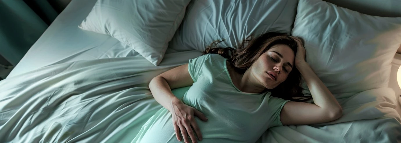 kobieta śpi w łóżku